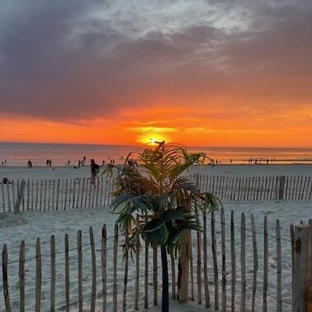 Les Obiones: Beachfront Studio with Sea View in Fort Mahon Plage Exterior photo