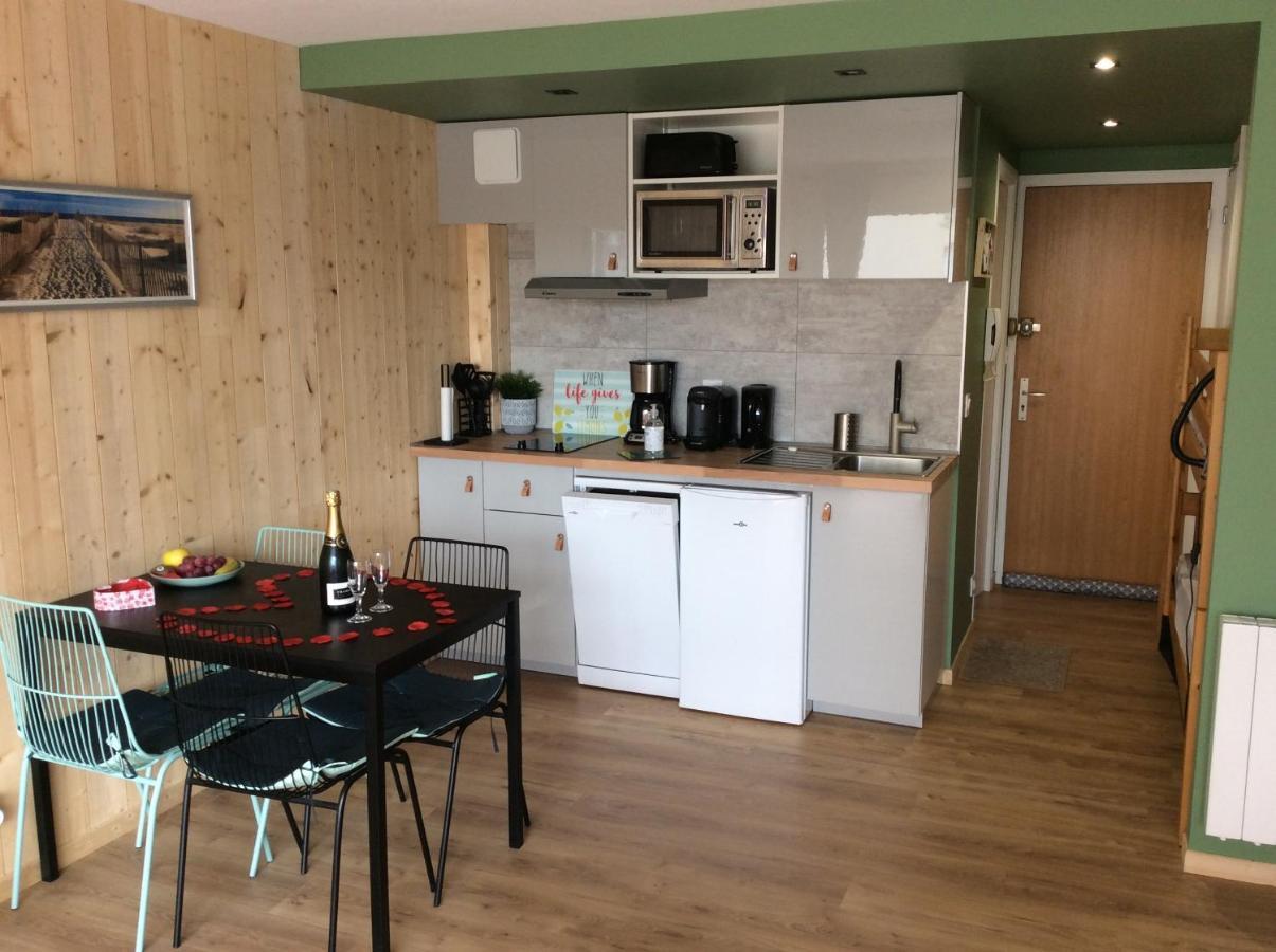 Les Obiones: Beachfront Studio with Sea View in Fort Mahon Plage Exterior photo