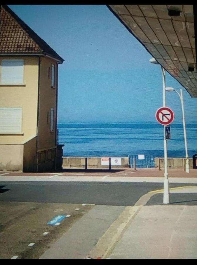 Les Obiones: Beachfront Studio with Sea View in Fort Mahon Plage Exterior photo